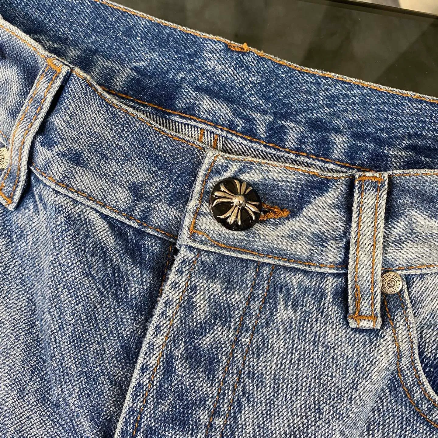 P320 CH Chromehearts blue graffiti cross patchwork leather heavy-duty cow king jeans, cabinet price 34W level, patchwork cross pattern embellishment, washed jeans! ! An absolutely high-end luxury product, a 1.9W-level god-level single product, a super popular product, made by top heavy industry, a magic weapon that cannot be missed! [About Zangyin] This is an extremely luxurious fashion brand that can also be called the aristocracy of the high street. It has always been an exclusive brand for some hipsters or rich second generations. Compared with ordinary high streets, it is more luxurious and noble. Compared with luxury brands, it is more fashionable and individual. It has always been a brand that I have a special liking for. [Top heavy industry fashion design] Consistently high-street luxury style. Speaking of this style, the Zangyin family and GU family are definitely the leading representative brands. Especially the Zangyin family has really achieved a state-of-the-art effect in creating high-street style. The unique washed material is used to create this style. The color system is already quite eye-catching. After it is decorated with patchwork cross flowers, it cleverly highlights the charm of the brand. Secondly, this style uses classic The high-waist cutting design highlights the long legs and fashionable temperament of the upper body. The brand is highly recognizable and the slim fit configuration is more suitable for daily wear. It is a product that interprets personality, fashion, and specifications at a glance. This single product is enough to make any fan excited. It can be a white T-shirt for a youthful college style, or a tight suspender for a royal style. It has strong matching ability and can be easily controlled by men.  [Materials and craftsmanship] Needless to say, this point goes without saying. As an excellent craftsman brand, Zangyin’s requirements for details and craftsmanship are really perfect. The washed color of this model has gone through so many processes, not to mention the embellishment of denim appliques. It is also purely hand-made and sewn. Just like what they believe in, only hand-made things have soul and have the meaning of wear. A top-notch heavy-duty fashionable denim item, I look forward to your perfect interpretation! !  Color: blue Size: 28-36